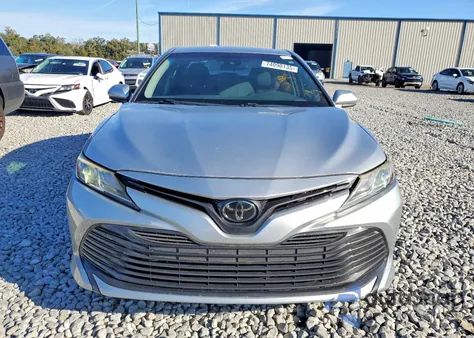 2018 Toyota Camry L z USA, uszkodzony, nr VIN 4T1B11HK6JU639880